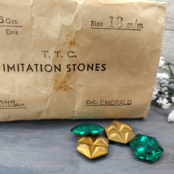 Vintage Jewelry Making Emerald Green Stone 4 Stones Per Set - Picture 4 of 9